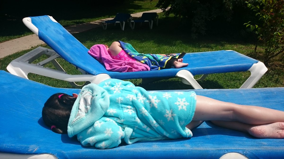 emergencymum's tweet image. Die Mädchen haben fertig. Nix geht mehr. 
Also für 5-7 Minuten. Dann geht alles von vorne los. #Wasserratten eben. Wie die Mama. 😍