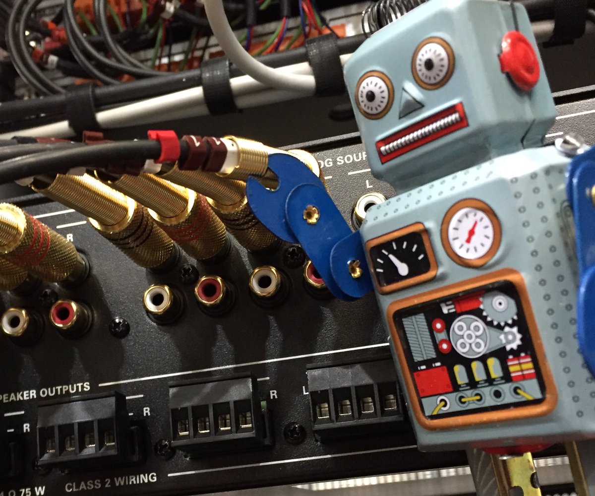 RackBuildRobot's tweet image. The humans seem good with wires, maybe they&apos;ll help mend the spaceship...
#rackwizards #liveinstall