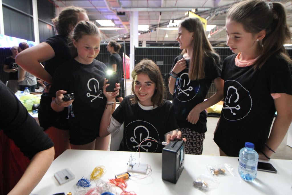 Learning the basics of electronics and making a light controlled synthesizer with <a href="/helenleigh/">Helen Leigh ⚡</a>
#MTFSparks #WalliforniaMusictech