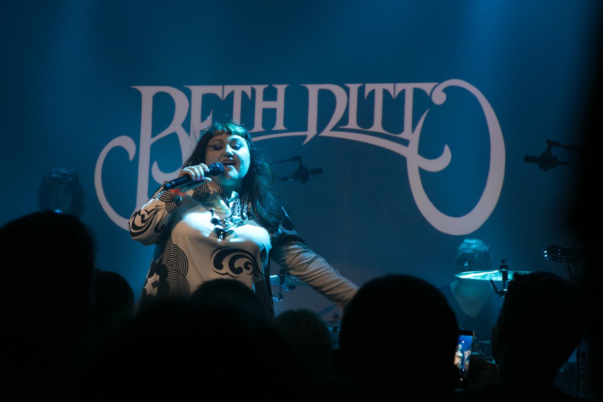 RTL2officiel's tweet image. #ColumbiaSessionRTL2 @bethditto met le @flowparis à ses pieds dans une ambiance électrique rtl2.fr/direct