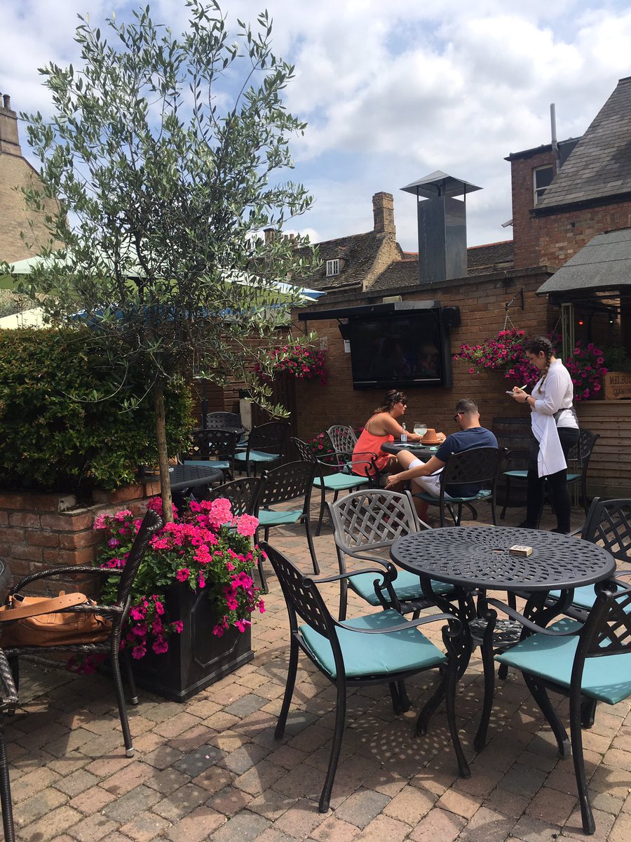 Knead to watch Wimbledon ? Knead some sun ? You knead to join us ☀️