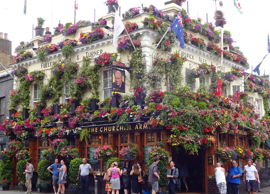 wazzo_m's tweet photo. Another wonderful over the top display literally by Gerry O'Brien at #ChurchillArmsW8 #LondoninBloom #BKCS #Fullers https://t.co/TKZ89zhQuu
