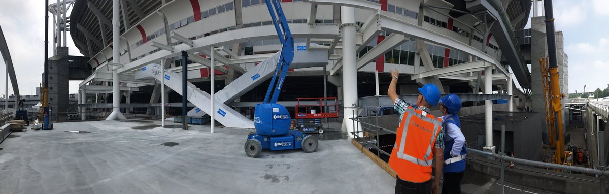 thijssen_peter's tweet image. In #Amsterdam heeft @OostinghStaal met de #heldenvan @BallastNedam een bult staal gemonteerd voor de @AmsterdamArenA #gaathard