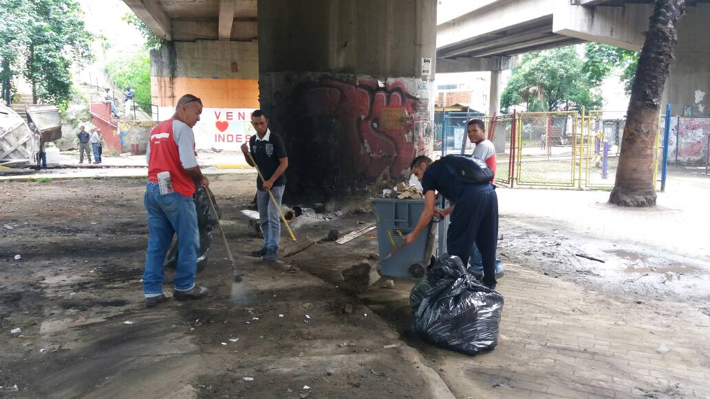 base4csgdc's tweet photo. EN ACCIÓN|| Barrido y Recoleccion en las adyacencias del Parquecito #5DeJulio #PquiaElValle #SeguimosTrabajando #PorAmorACaracas https://t.co/NZxs4SJo7N