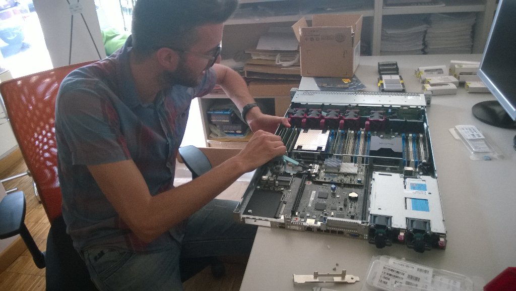 IngestOnTheWeb's tweet photo. Ecco Roberto alle prese con un server #gione #assistenzasistemistica #server #ingest https://t.co/u1nmykhc0L