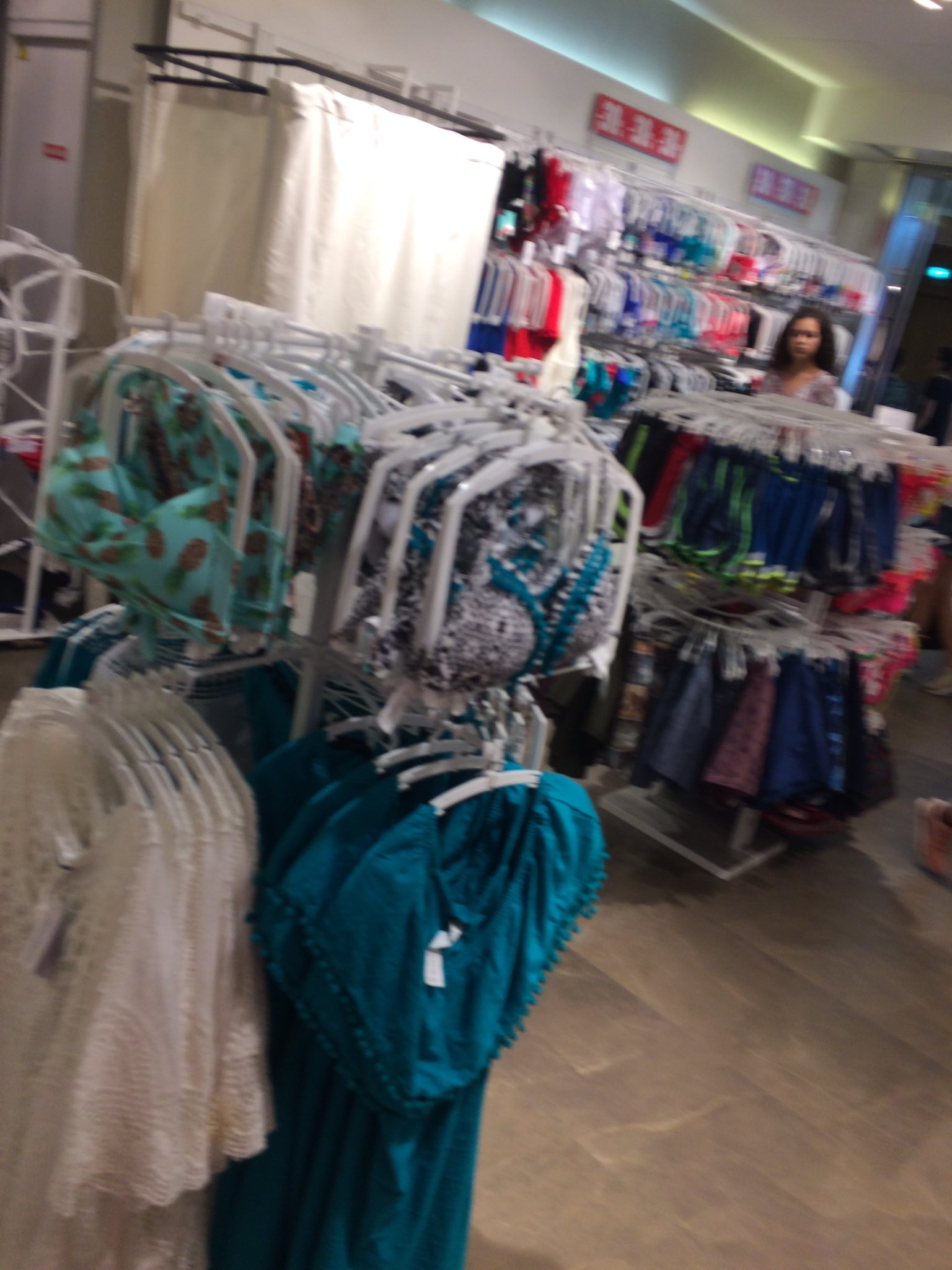 Mlle Gima on Twitter "Calzedonia SoOuest Tu rentres pour acheter 1