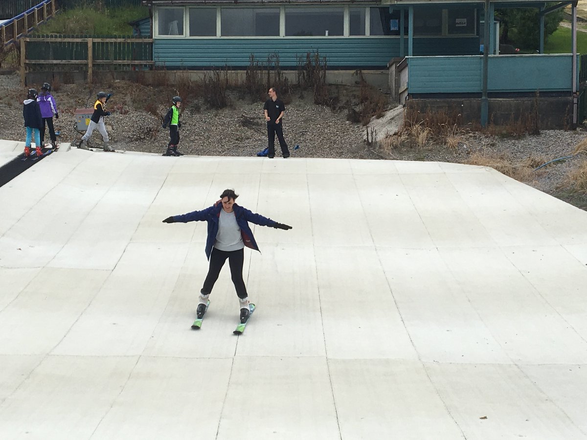 CPorter18's tweet photo. Lovely to see friends from @unsworthprimary having fun at @SkiRossendaleTw with Y5 today! #keepsliding :) https://t.co/4wKwLGlCML