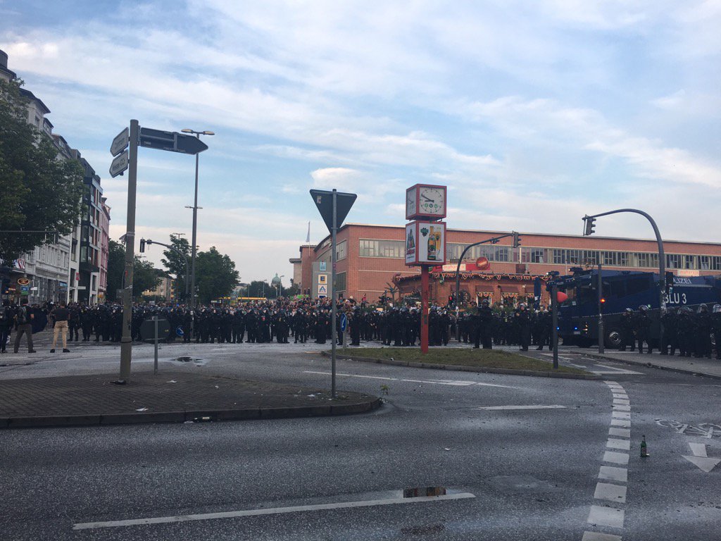 Polizei besetzt Kreuzung. Viele Demonstranten sind friedlich, aber Böller, Flaschenwürfe werden bejubelt. Hm. #G20