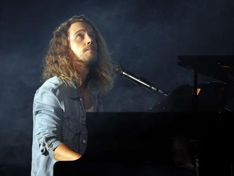 VIDÉO. Dans les arènes de Nîmes, Julien Doré ose... «La corrida» de Francis Cabrel ! bit.ly/2syx3OA