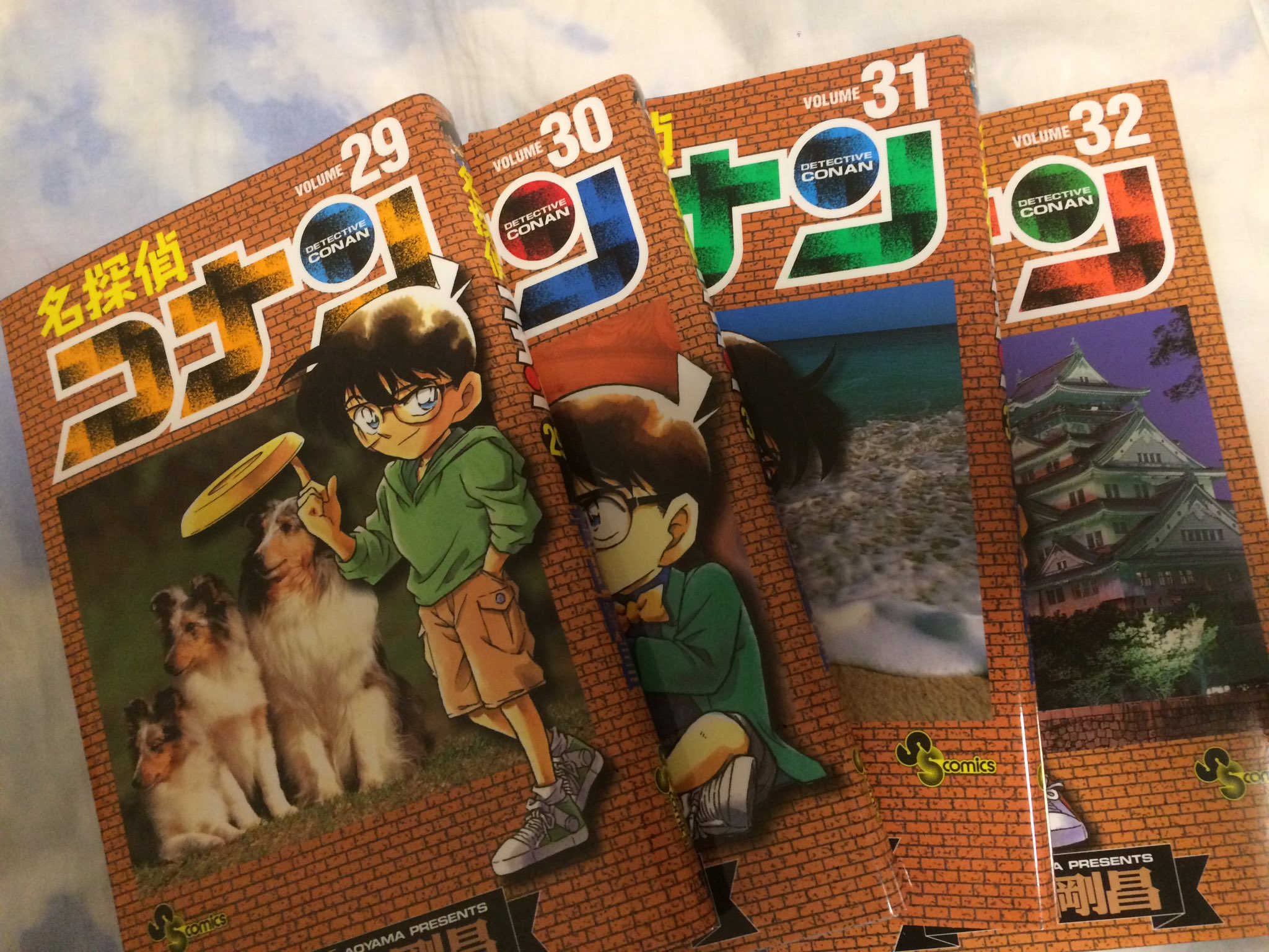 りー A Twitter コナンの漫画買った 33巻も写真には写ってないけど買ったよ バラバラに最初は買ってたから ほんとに巻数めっちゃばらけとるけど 最近は順番に買っとる はやく全巻集めたいなー 全巻持ってる人rt コナクラさんと繋がりたい 名探偵