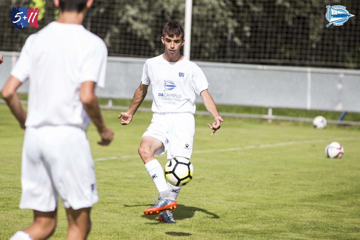 Alaves's tweet photo. #DACI17 | ¡Gran mañana de entrenamiento en el Campus Internacional 🔵⚪️🔵 de @Fundacion5mas11 ! 📸➡️ https://t.co/7wrR1Awumu  #GoazenGlorioso https://t.co/sDrwF7MrH9