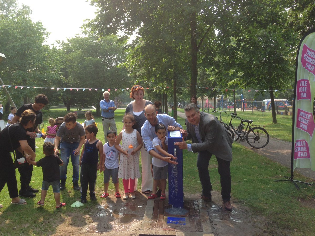 Met held Erben Wennemars drinkwaterpunt geopend in Holtenbroek. #zwollegezondestad