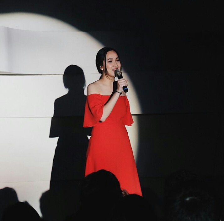 pricilicious's tweet photo. Malam penghargaan phoenix dibuka oleh suara yg manis dari Agatha Pricilla 🎤🎶 #PhoenixAppreciationNight
Cc: SbPrasmul https://t.co/lAqfe5lfN5