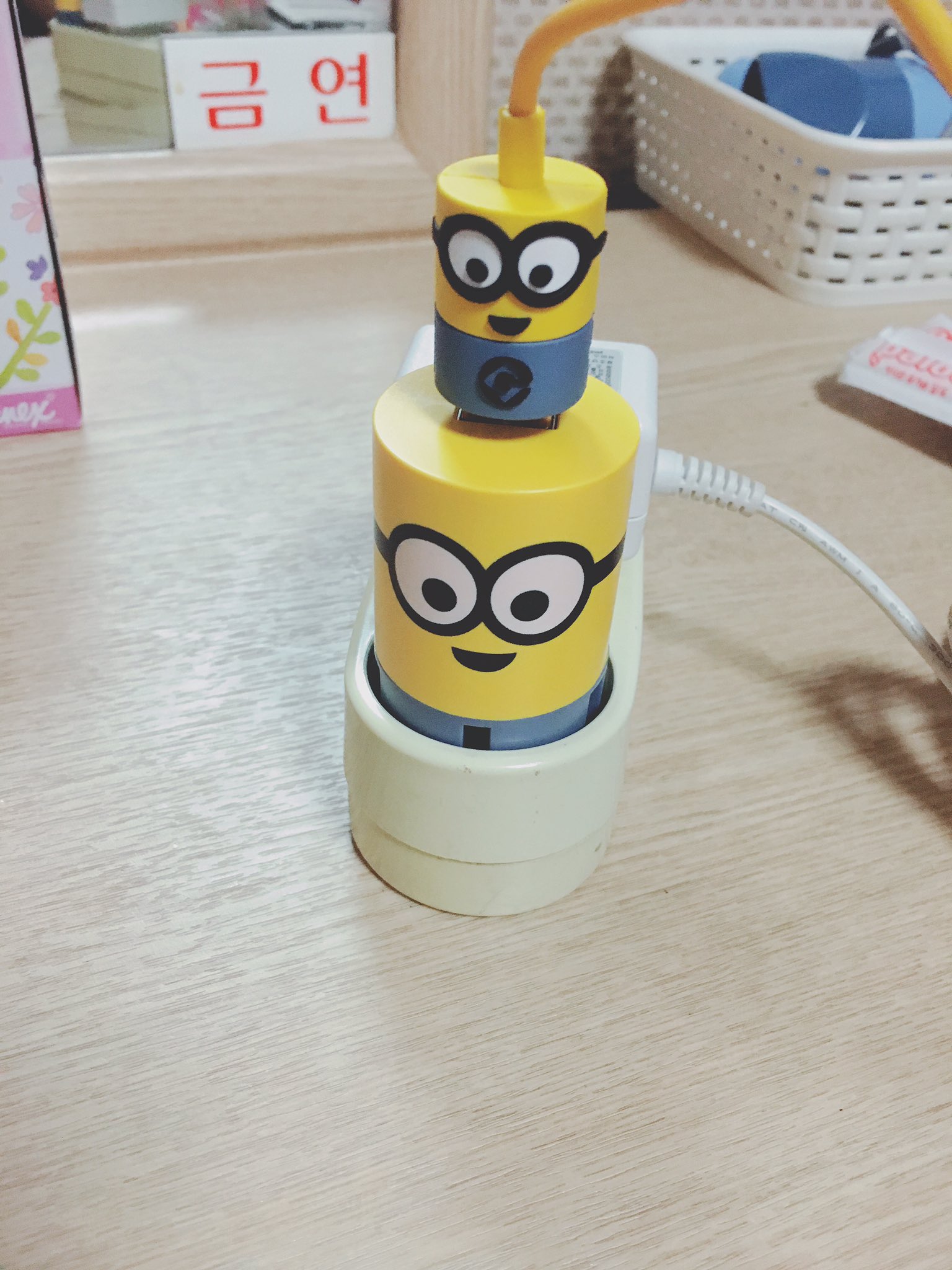 えむはちp 韓国のコンビニでミニオンの変圧器とiphoneのケーブルを買ったんだけど頑張って充電してくれてる感ある T Co 6lwxak3acy Twitter