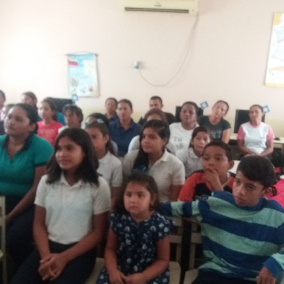 cbityoenakm6's tweet photo. Estudiantes, personal de la institución, representantes y comunidad presentes en el cierre tecnológico del #CBIT Licdo Ender Portillo#Mauroa https://t.co/DtfzV0o86e