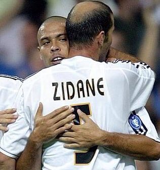 TheHeadtoHead's tweet photo. Which duo would you rather have together in their prime?

RT for Messi &amp; Ronaldinho🇦🇷🇧🇷
LIKE for Ronaldo &amp; Zidane🇧🇷🇫🇷 https://t.co/YmKGzmNXen
