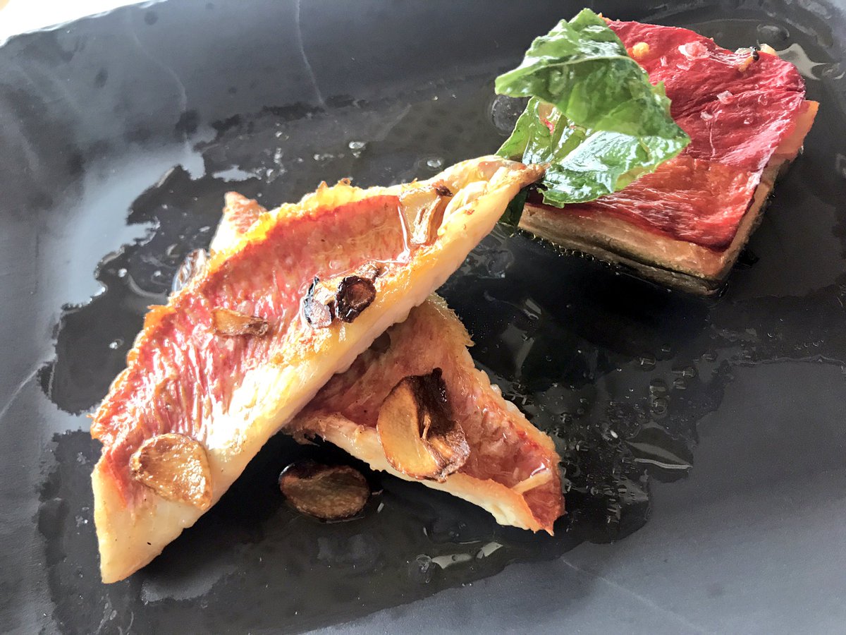 Salmonetes en #DársenaRestaurante. La lonja se Santa Pola nos trae a diario productazos como este. 🐡🦐🦑#Mediterráneo