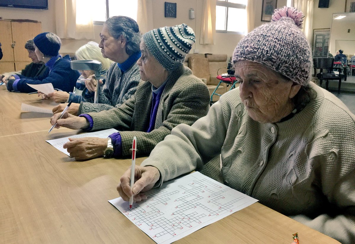 CONAPRAN's tweet photo. Residentes del Hogar Nuestra Sra. de los Ángeles participan en Taller Cognitivo 👵🏻✍🏻 #CONAPRAN #LasCondes #Santiago https://t.co/yBn3sF761D
