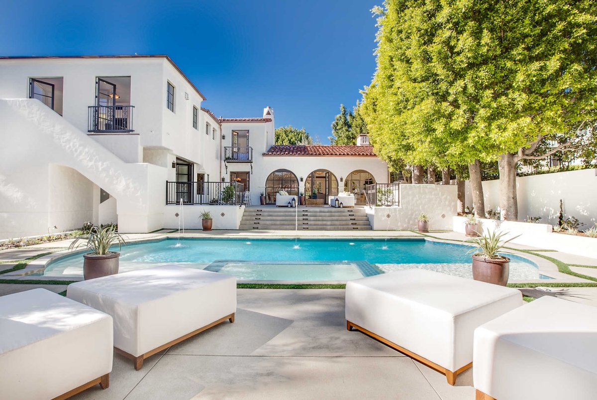 This #BeverlyHills home includes an entertaining deck, outdoor kitchen, sparkling pool and spa plus more. agncy.re/610nArden