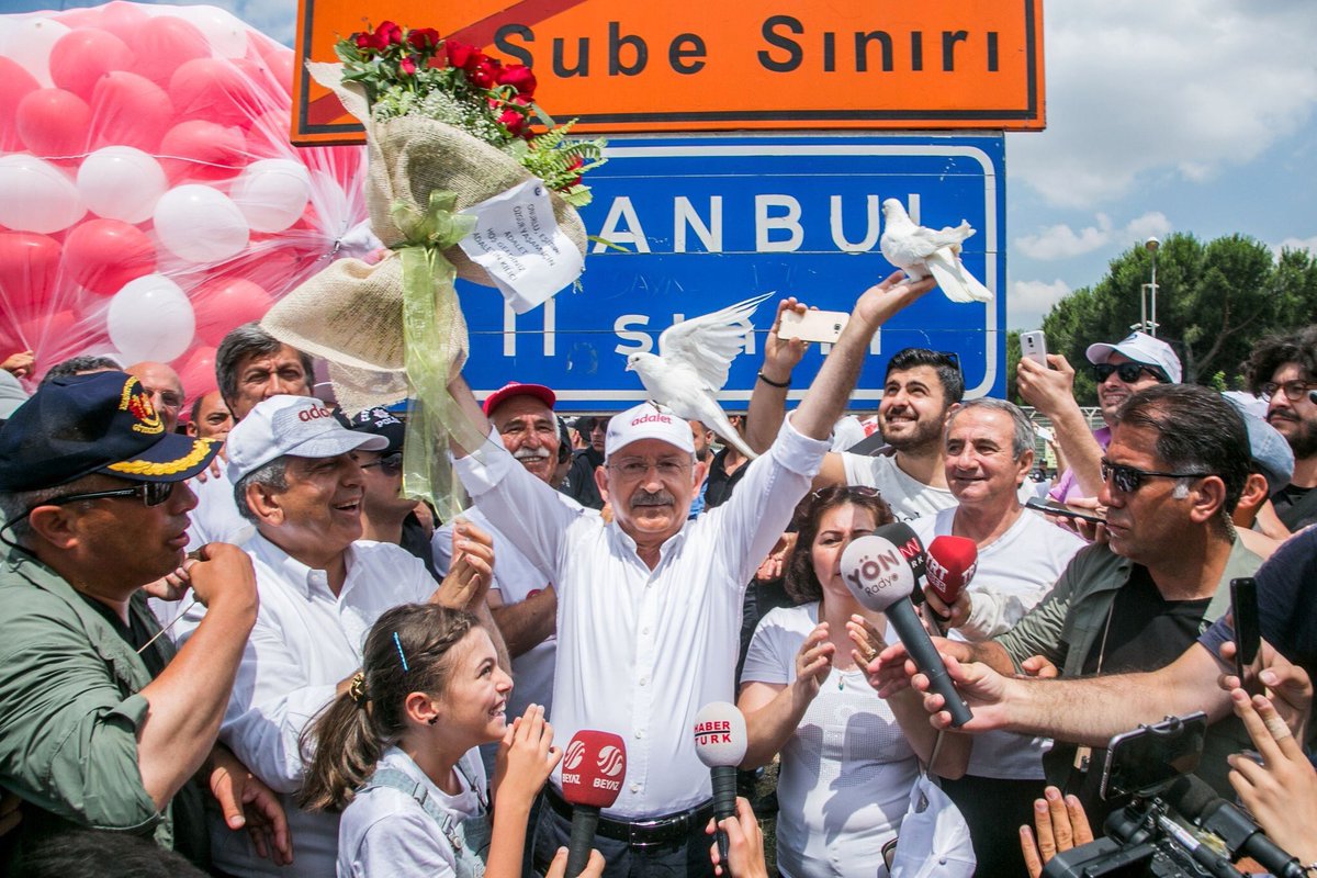Böyle güzel bir fotoğraf olabilir mi 🎈🎈💐👧🕊🕊