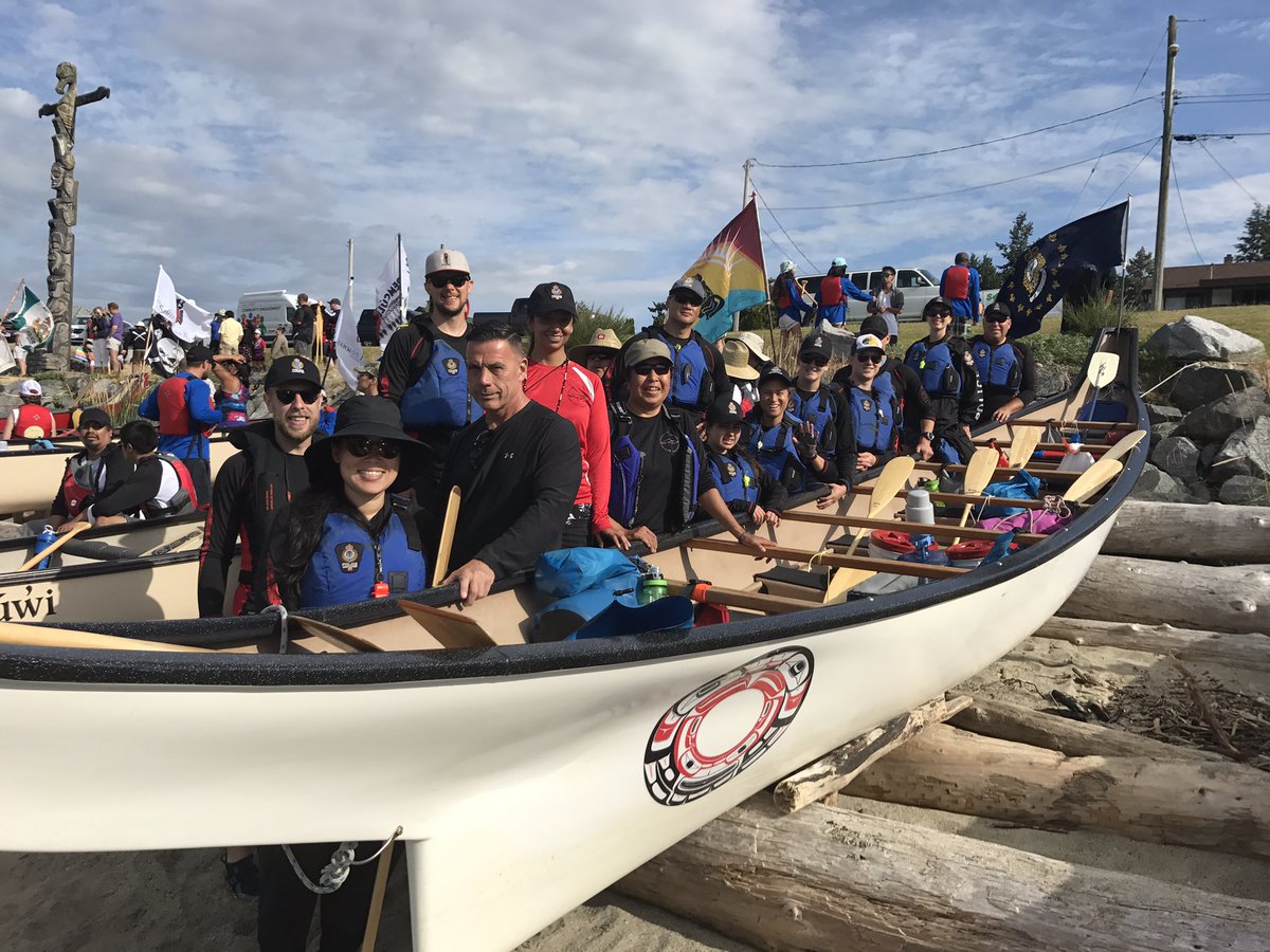 CstZhalovaga's tweet photo. VPD Team members all excited to get on the water! 😀 #smiles #VPDDiversityUnit #PullingTogether2017 @VPDYouth @VancouverPD @VanPoliceFnd https://t.co/1VhCGW06Fr