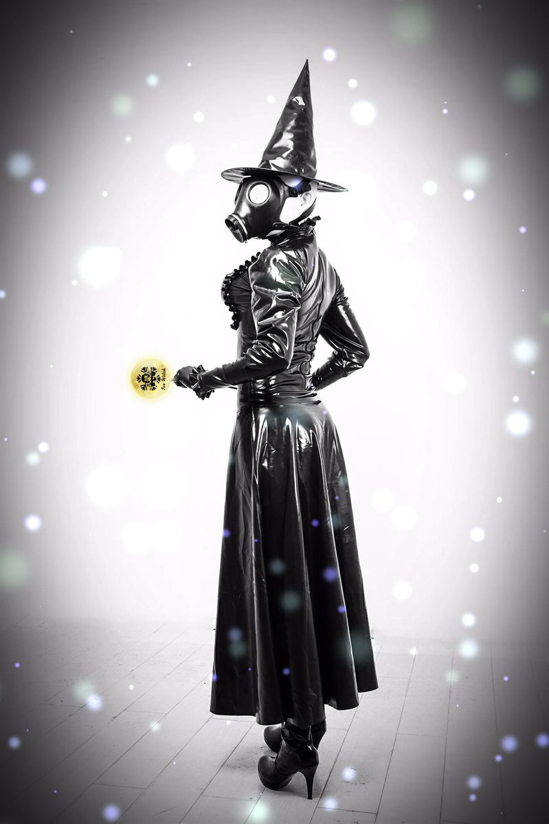 #Latex #rubber #Gasmask  
Cold summer❄️❄️