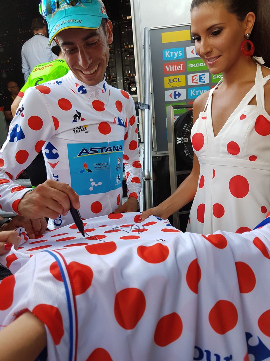 CarrefourFrance's tweet photo. Tu souhaites remporter le #MaillotaPoisCarrefour dédicacé par @FabioAru1 ? 
RT ce post pour tenter ta chance !

#TDF2017 🔴⚪️ https://t.co/a8KtycSzV0