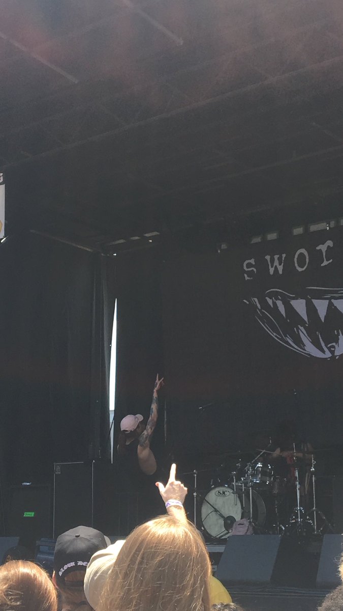 ashomam's tweet image. Warped tour year 4 🔥