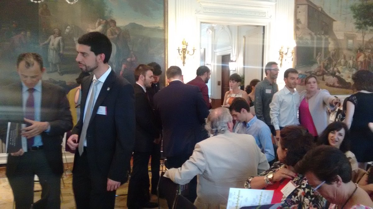 Esto está a tope!Qué buen ambiente!Qué fiesta de la ciencia! #SRUK2017 #5yearsSRUK <a href="/ComunidadCeru/">SRUK/CERU</a> <a href="/FundacionAreces/">FundaciónRamónAreces</a> <a href="/EmbSpainUK/">Embassy of Spain UK</a>