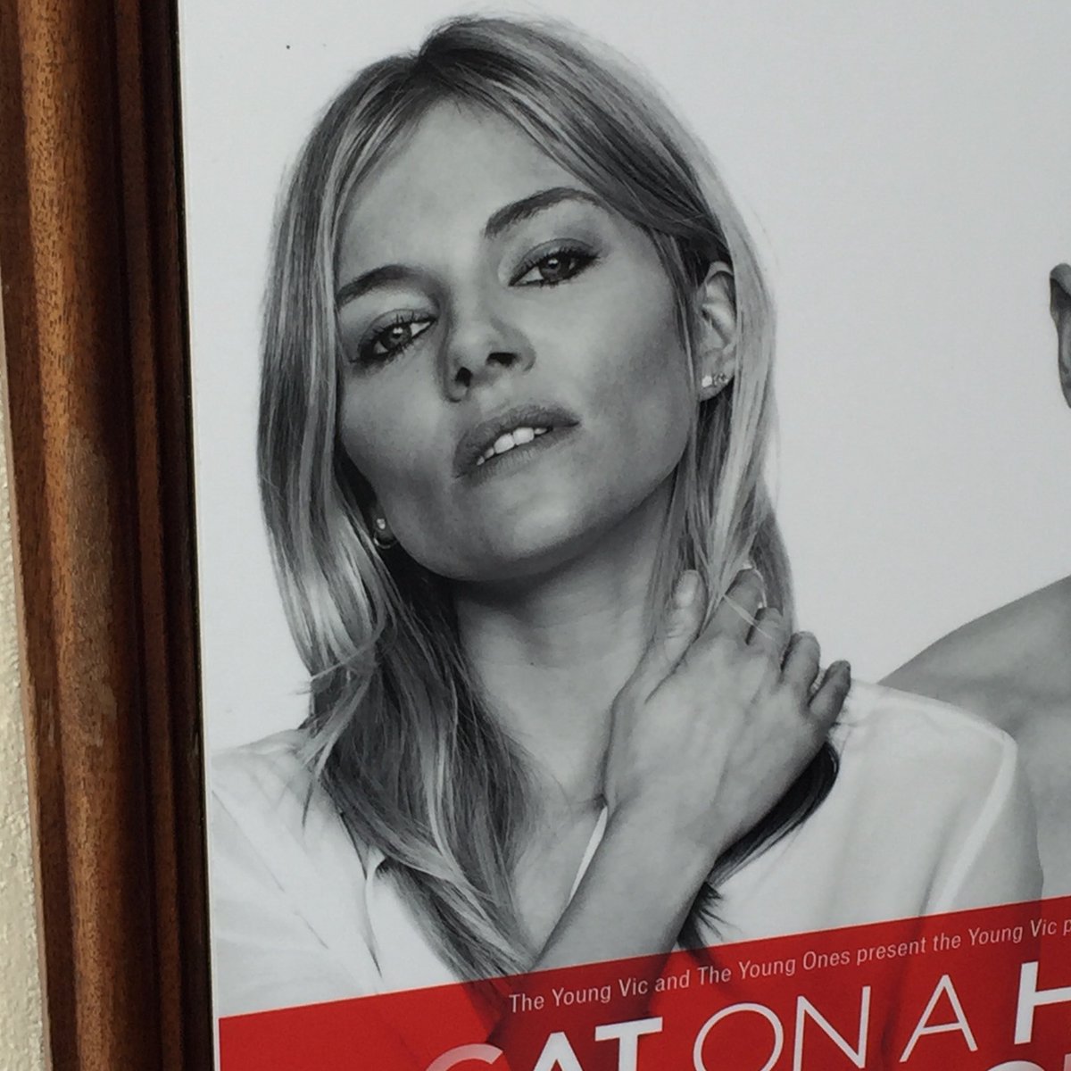 alaknights's tweet image. Why do all the female cast members of #CatOnAHotTinRoof have sore necks?!