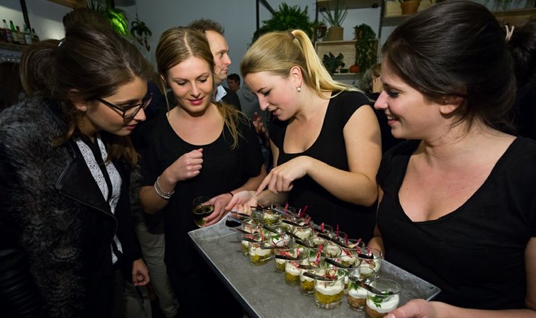 EdelEvents's tweet image. Onze charmante serveersters verwennen jouw gasten graag met de lekkerste amuses gecreëerd door Edel Spijs! #edelevents #eventorganisatie