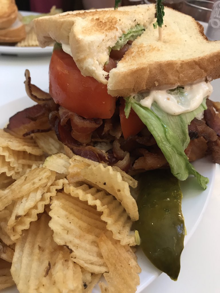 foodguystl's tweet photo. @foodguystl #bestblt @CrownCandy https://t.co/VnnMySfB0k