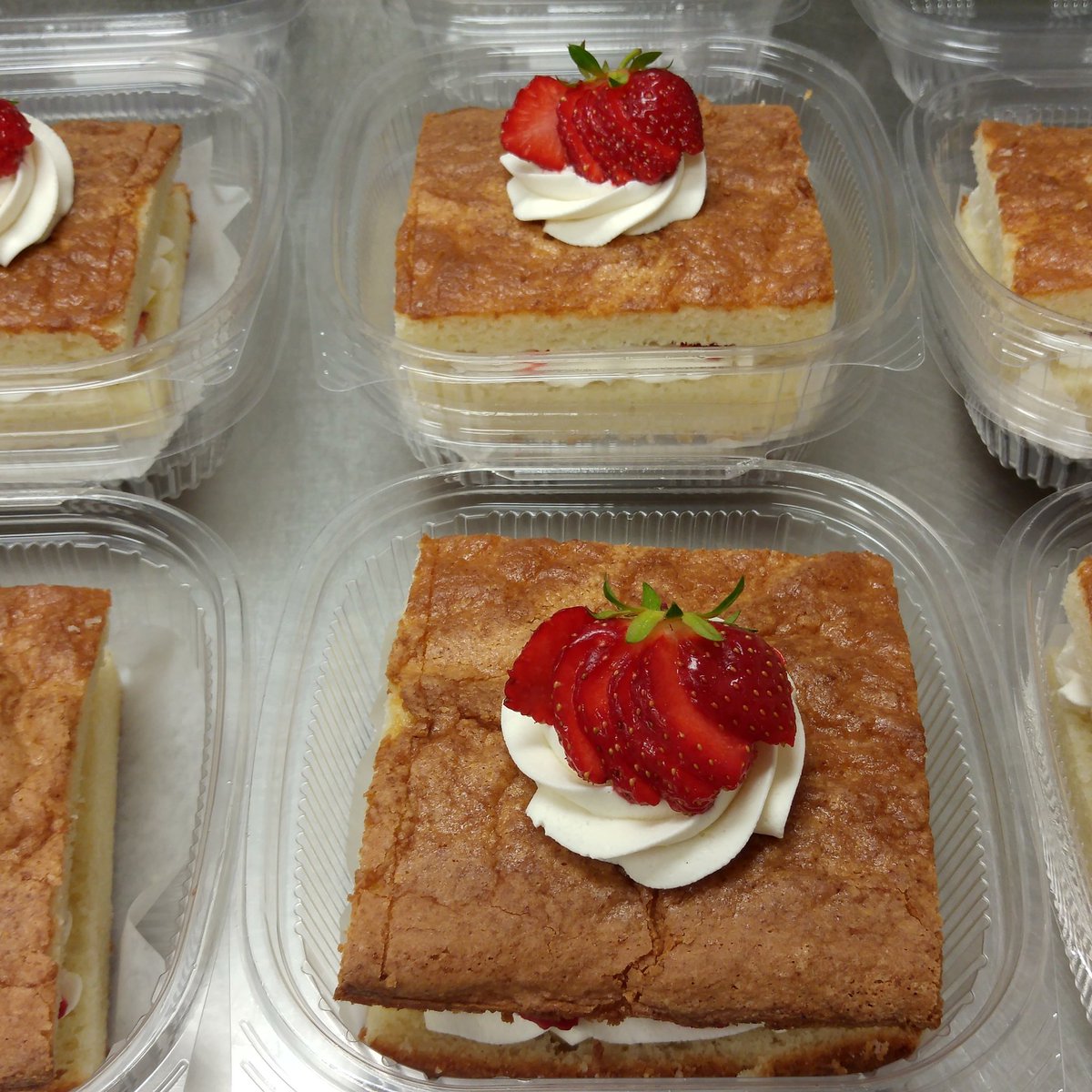 AMGFTBarrie's tweet photo. Strawberry Shortcake #glutenfree #barriehillfarms #localberries #yummyinyourtummy https://t.co/24lhv1sEqd