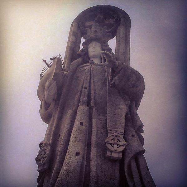 #Baiona (#Pontevedra)
#ValMiñor
Monumento da #VirxeDaRocha ainda en construción no verán de 1917 en comparanza co seu aspecto actual.