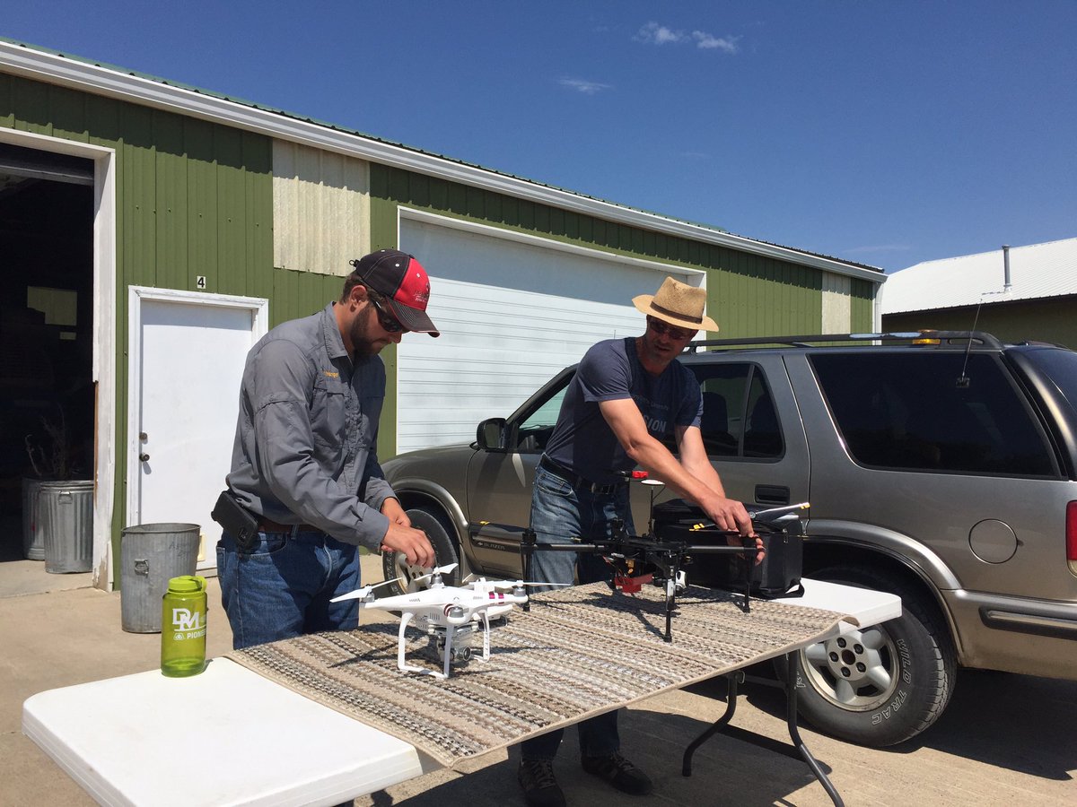 MtExtPSPP's tweet photo. A mini drone display during lunch! #postfarmfieldday2017 #mtextpspp #agmapss https://t.co/s6vd7ImjTf