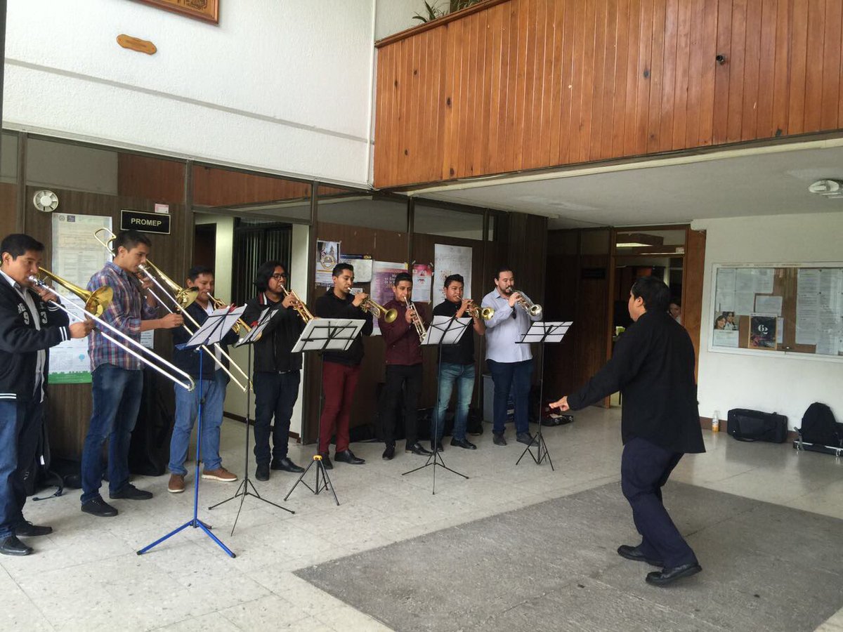 MedardoSernaG's tweet photo. Grata sorpresa nos dieron en el edificio de Rectoría alumnos de Música de la Facultad Popular de Bellas Artes. https://t.co/Nwz7IB7DLp