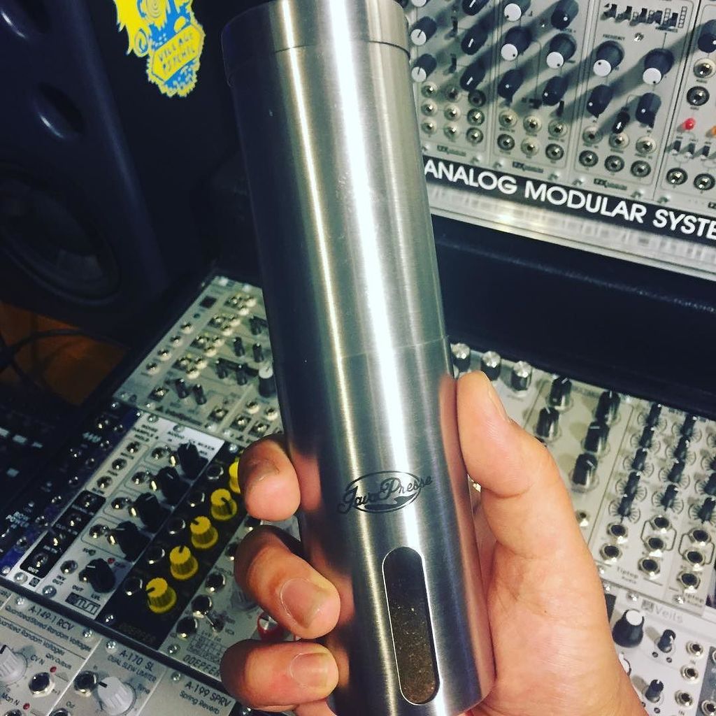 VILLAGEPSYCHIC's tweet image. Quite literally back on my grind. ☕️🦉🚀 #JavaPresse #burrgrinder #coffelover #coffeetime #eurorack #eurorackmodular… ift.tt/2ty9I0Z