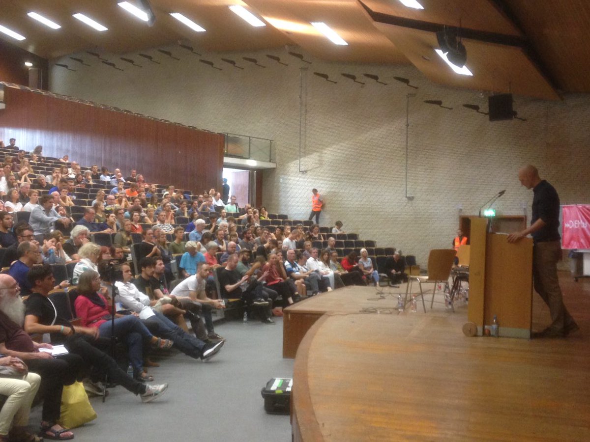 DiEM25_DE's tweet photo. Starke Ansprache von Sören @DiEM25Hamburg bei #ConstructiveDisobedience #G20 https://t.co/pvy5Yt9L18 https://t.co/iqrhSJAlmz
