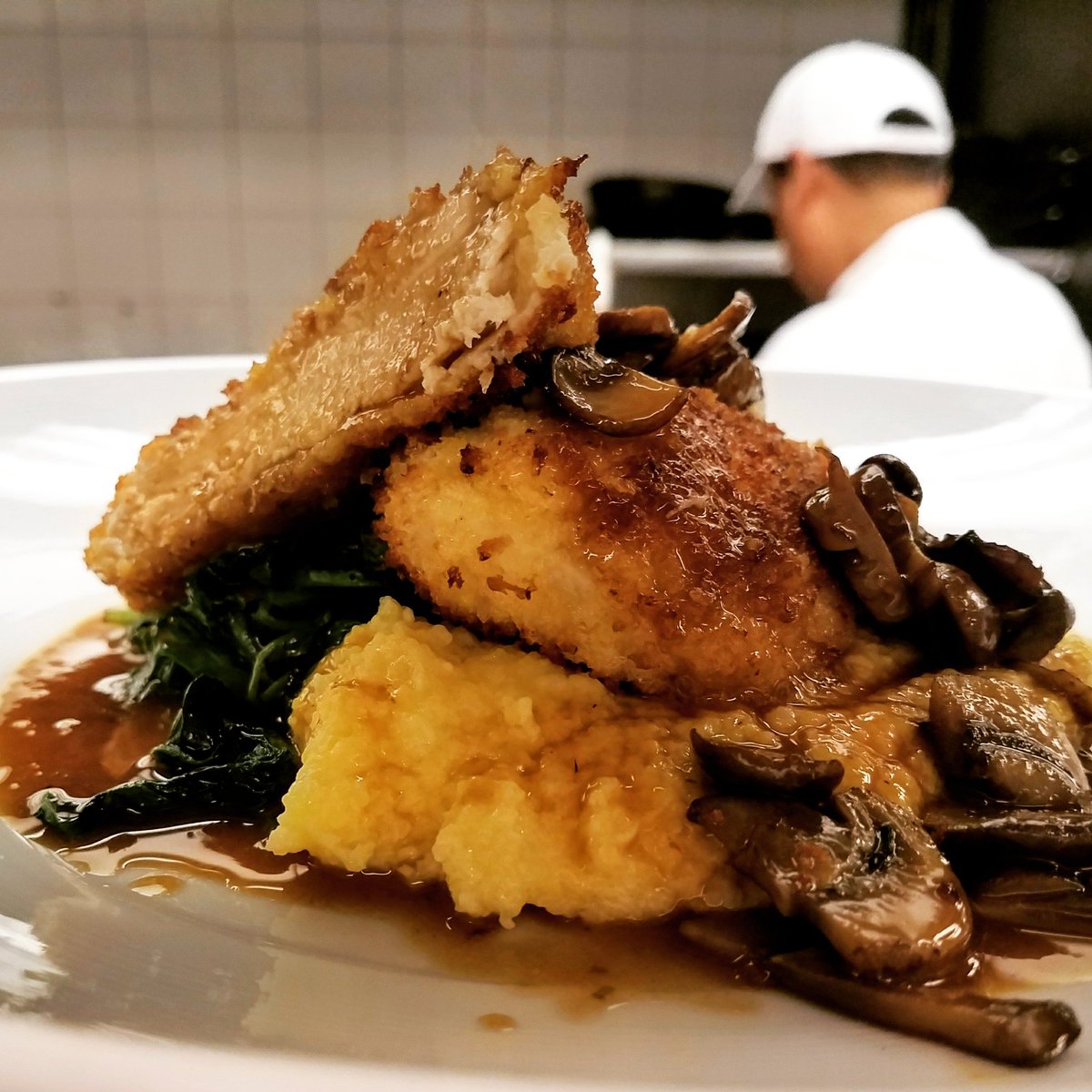 TriompheNY's tweet photo. Culinary art #triompheny #nyceats #newforkcity #finedining #tgif #chicken #eatdrinkbefrench #frenchrestaurantweek https://t.co/4aFnJh6Tpw