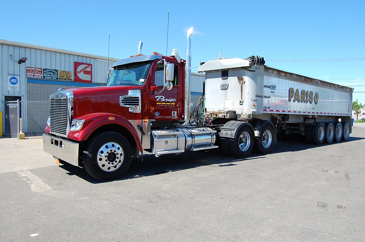 FleetMaintenanc's tweet photo. No road is too long when you got this red hot #freightliner @freightliner https://t.co/Tlc97G7JPg