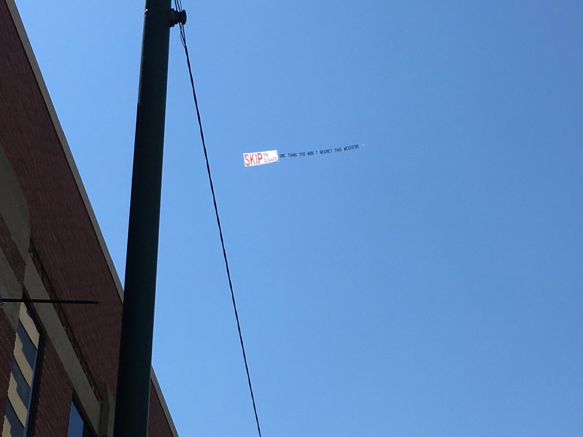 LRHelicopters's tweet photo. Banner towing at the #calgarystampede2017 https://t.co/Tzy2qzPJgP