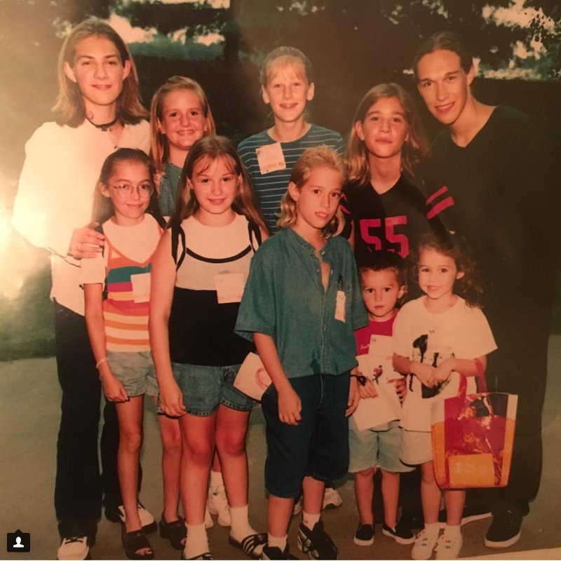 22Vision's tweet image. #FBF A very young @MileyCyrus hanging out with @hansonmusic at their concert in the late '90s. Wow, how time flies! #mileycyrus #hanson