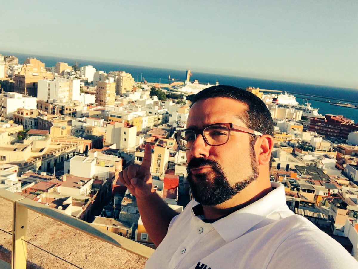 400 RT al tio mas guapo de Almeria y os subo foto con la señora 😂