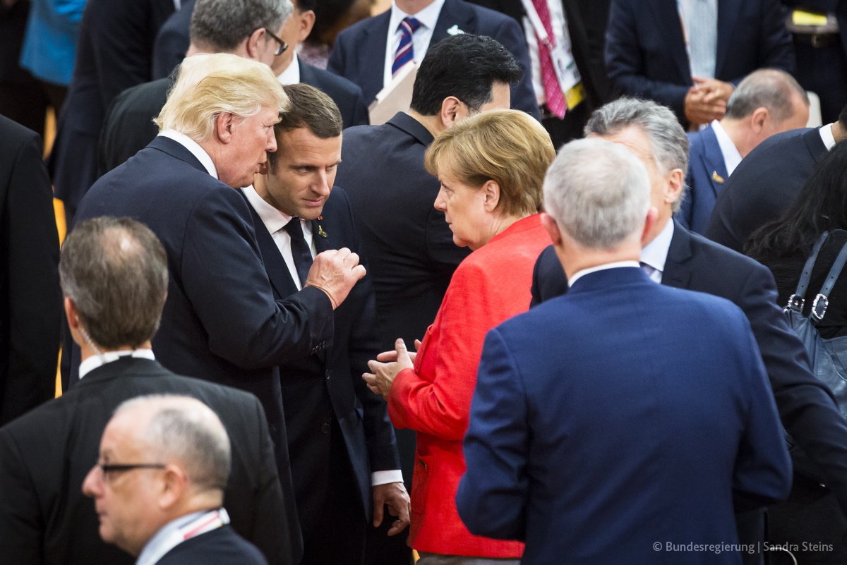 Kanzlerin Merkel im Gespräch mit Prä. Trump und Präs. Macron