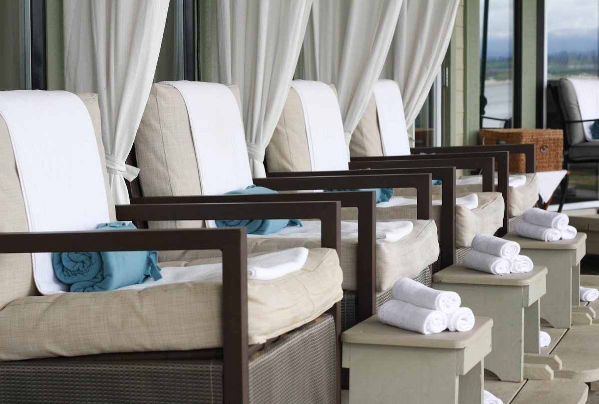 April_Point's tweet image. Need to wind down? How about a mani/pedi with oceanfront views? #aprilpointspa #quadraisland #relaxation