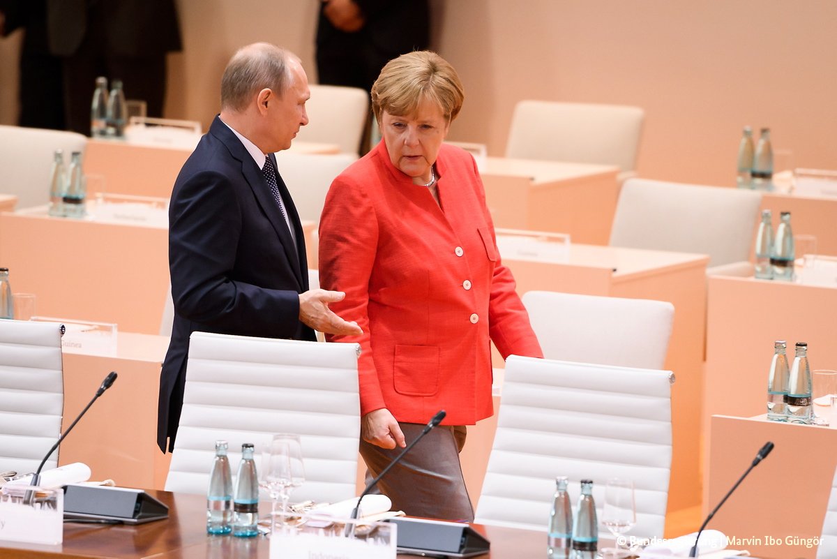 Kanzlerin Merkel im Gespräch mit Präs. Putin
