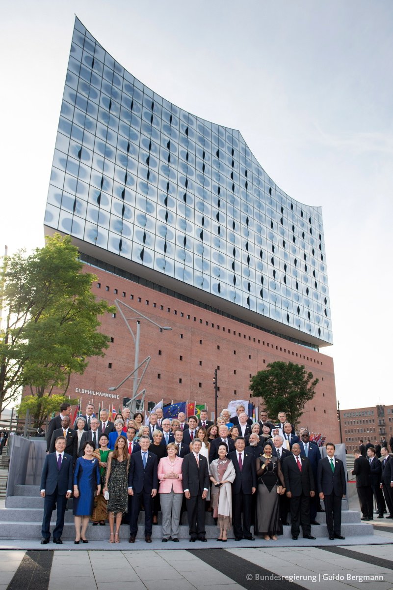 "Familienfoto" der Staats- und Regierungschefs des G20-Gipfels und ihrer Partner vor der Elbphilharmonie in Hamburg