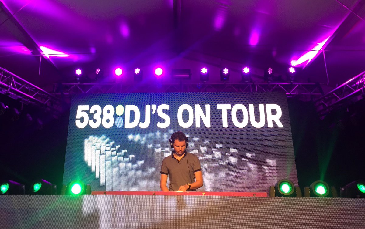 538 Dj's on Tour nu live on stage! We wensen iedereen een fantastisch Hargen Sail 2017! <a href="/538/">538</a> #beachparty