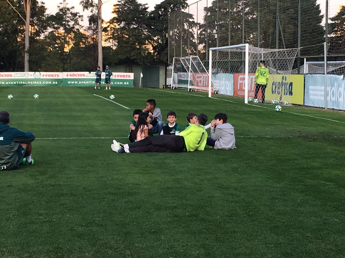 fellucena's tweet photo. Treino do Palmeiras está cheio de crianças hoje. Prass e Dracena trouxeram os filhos. E tem mais alguns. #trPAL https://t.co/HEjar1PVRy