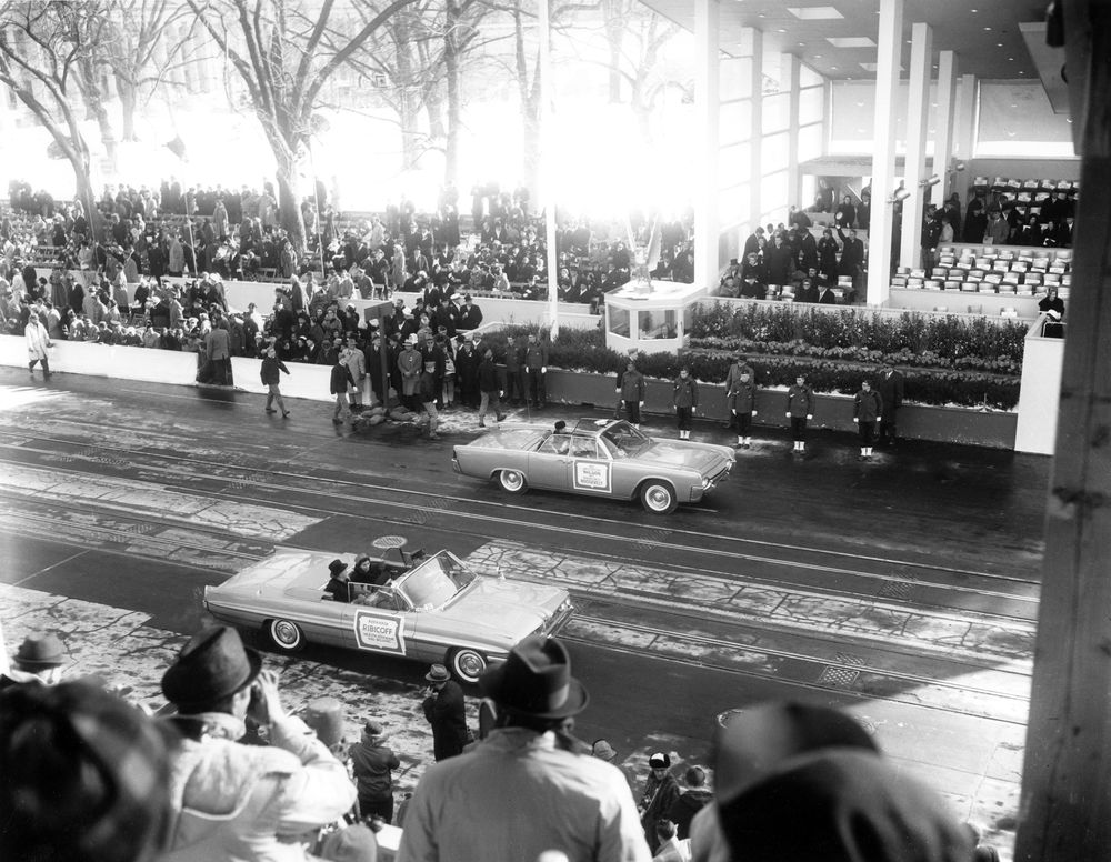 TheSixthFloorMuseum on Twitter: "#OTD in 1903, @Ford took its first order.  The Ford #Thunderbird was a fav of #JFK, fifty 1961 #T-birds were part of  his inaugural parade.… https://t.co/tnVVuHz7fc"